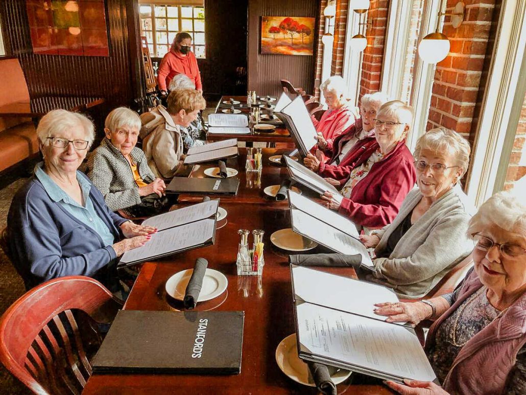 Residents Dining at Laurel Parc Senior Living in Portland Oregon